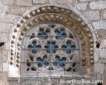 Roset&oacute;n g&oacute;tico y mud&eacute;jar de la iglesia de Almorox