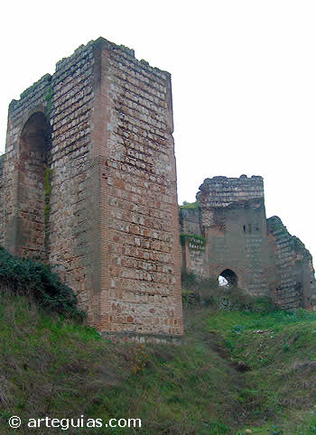 Lienzos septentrionales en ruinas del Castillo de Escalona Toledo