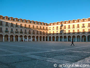 Atardecer en la Plaza Mayor de Oca&ntilde;a