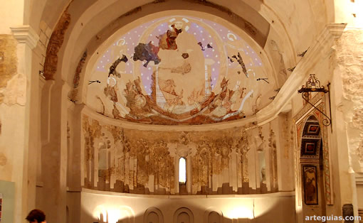 Interior del ábside con las pinturas murales