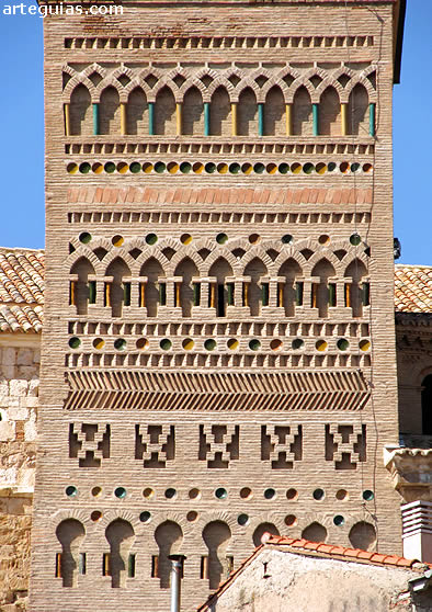 Decoraci&oacute;n mud&eacute;jar de la torre. Ateca