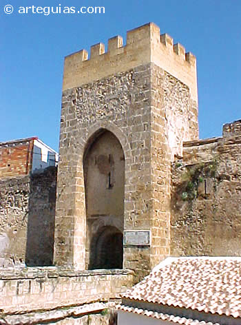 Torre del recinto del castillo de Bu&ntilde;ol