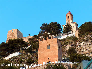Vista del castillo de Cullera desde el casco antiguo