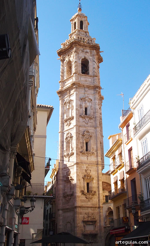 Espectacular campanario barroco de la iglesia de Santa Catalina