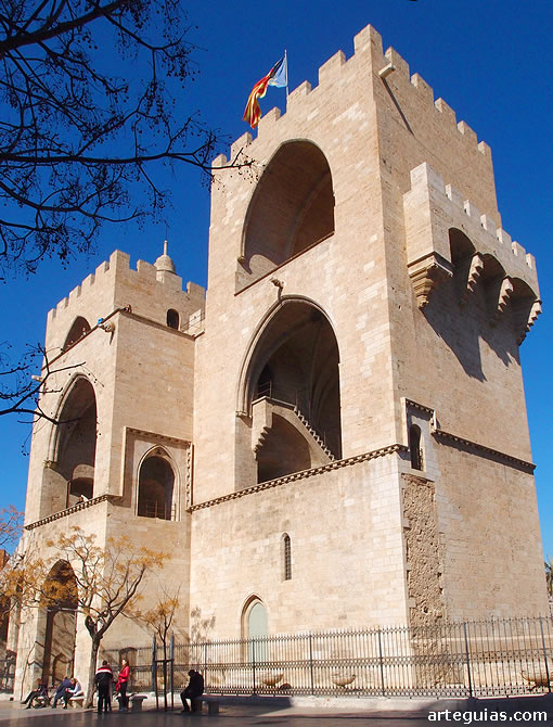 Torres de Serranos de Valencia desde el interior del casco antiguo