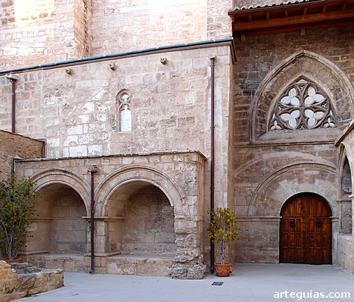 Iglesia de San Juan del Hospital: Patio del Calvario
