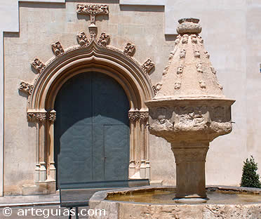 Fuente g&oacute;tica con la portada de Convento de los Trinitarios. Plaza de la Trinitat (X&agrave;tiva)