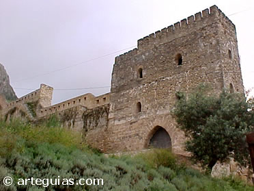 Muralla que desciende desde el castillo hasta la ciudad