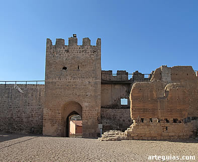 Puerta del castillo desde el interior del Patio de Armas