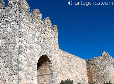 Puerta de la Villa de Urue&ntilde;a