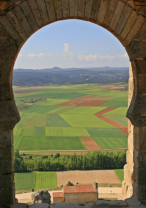 Arco de herradura en la alcazaba de Gormaz