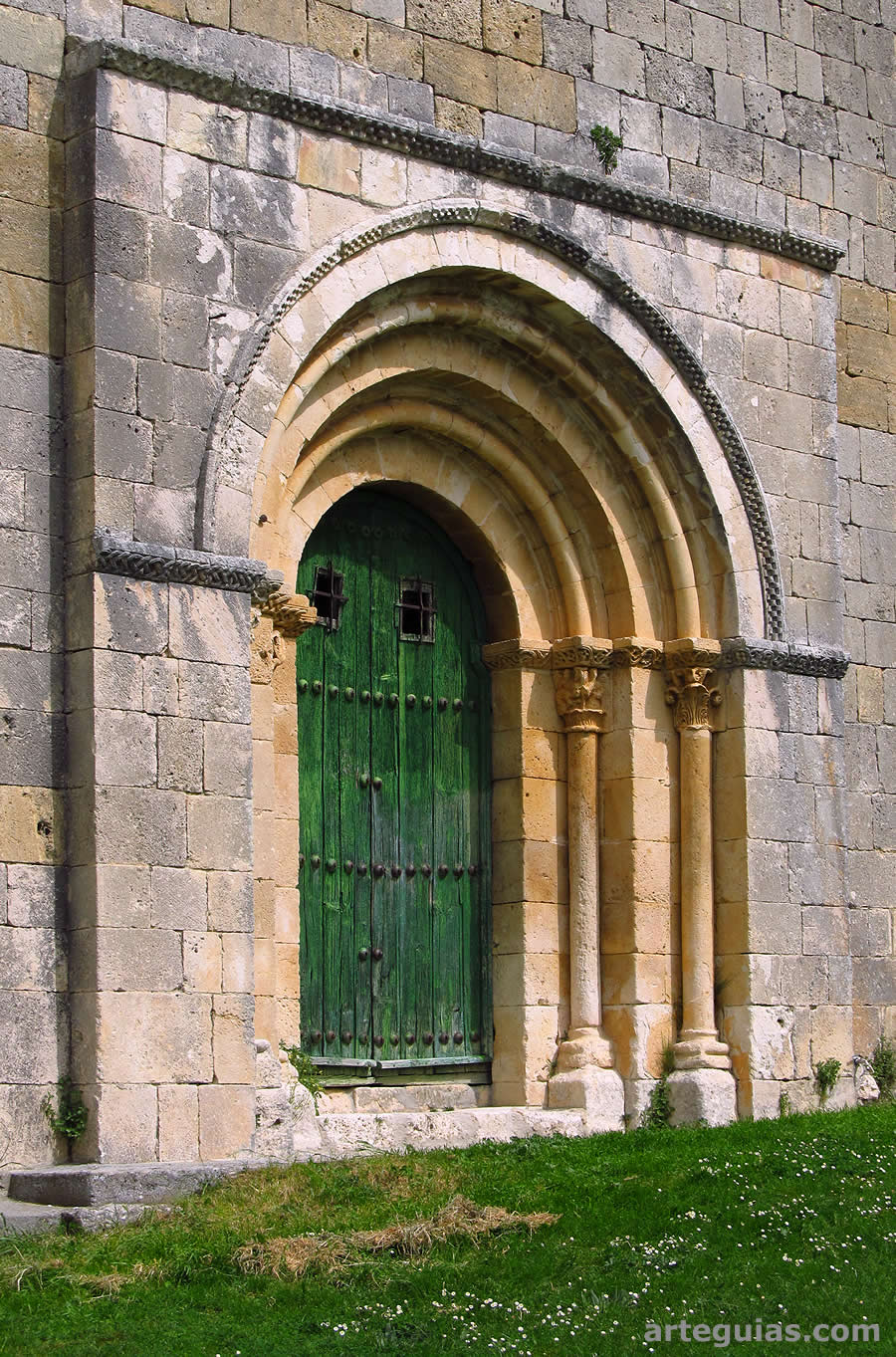 Puerta occidental de San Miguel de Fuentidue&ntilde;a