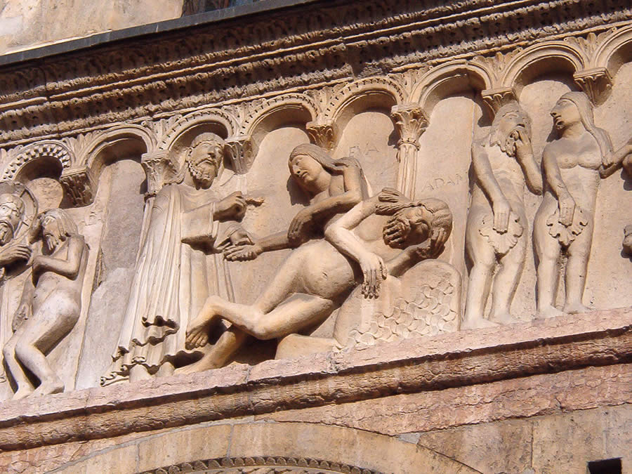 Detalle escult&oacute;rico de la Catedral de M&oacute;dena