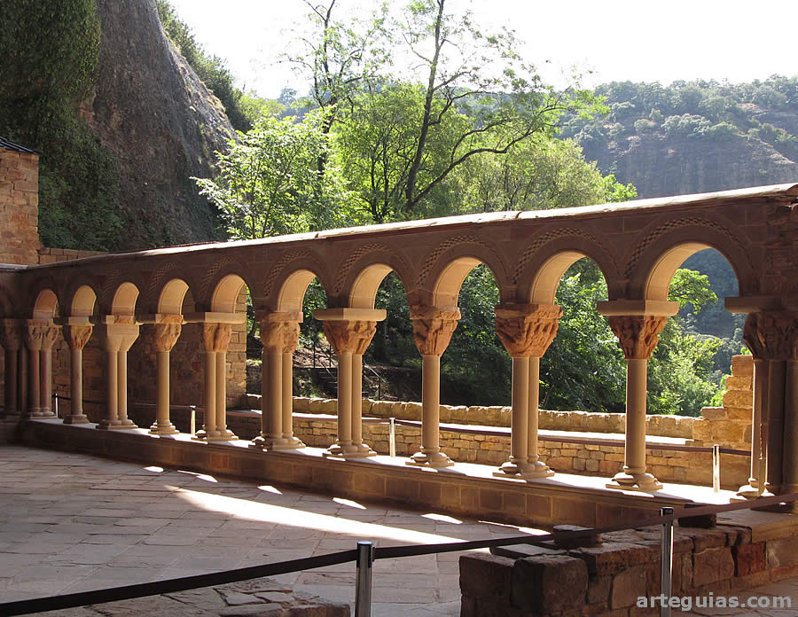 Claustro del Monasterio de San Juan de la Pe&ntilde;a
