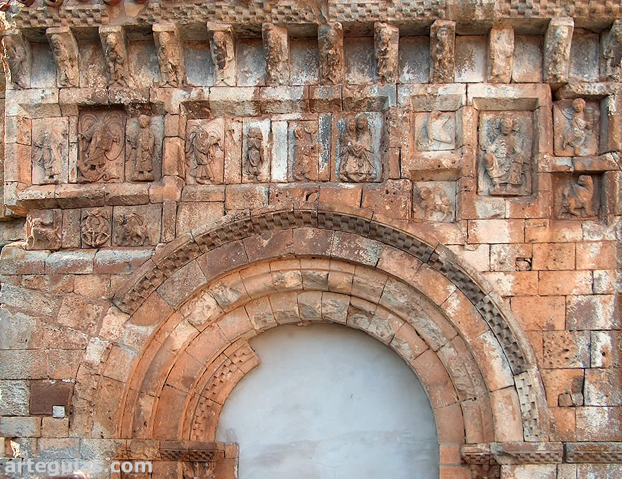 Una de las puertas de la iglesia abacial de San Quirce