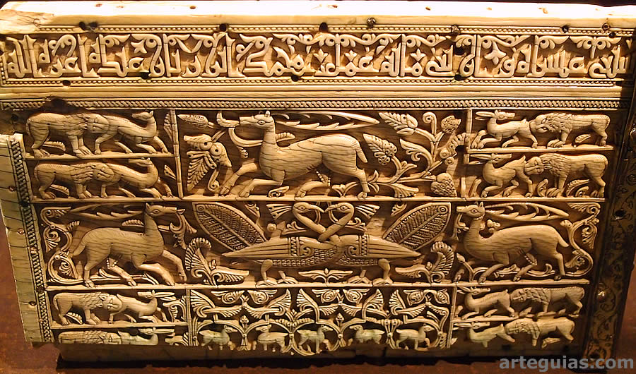 Arqueta andalus&iacute; de marfil en el museo de Burgos