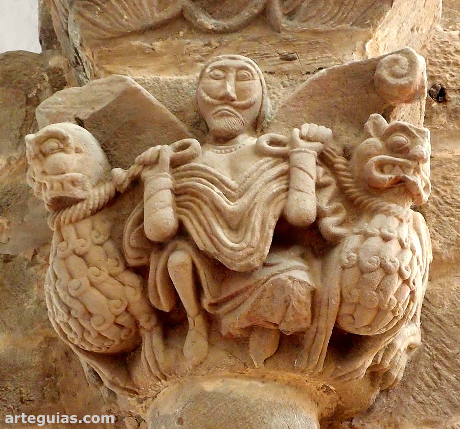 Espectacular capitel en la iglesia rom&aacute;nica de Villanueva de Teverga