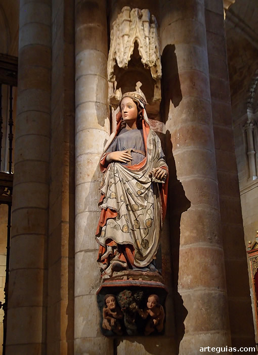 Estatua gótica de la Virgen en la Colegiata de Toro, Zamora