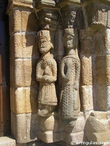 Estatuas columnas en la puerta de la iglesia  de Santa Mar&iacute;a del Azogue de Puebla de Sanabria