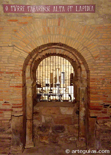 Puerta de acceso al interior de la torre