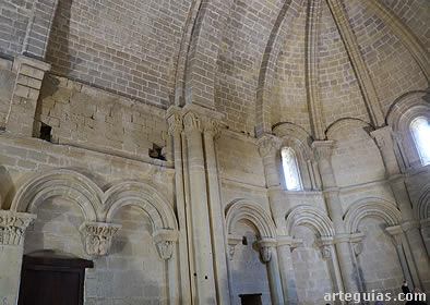 Interior con su juego de arquer&iacute;as